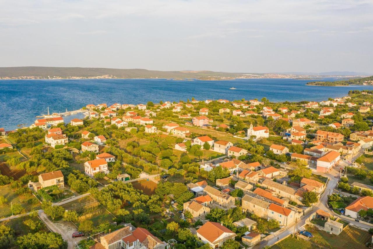 Holiday Home Lipa Nasa Neviđane Esterno foto