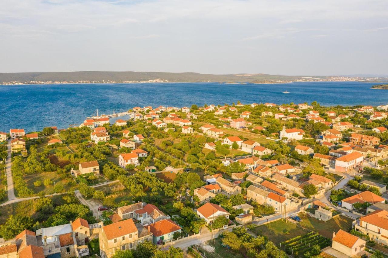 Holiday Home Lipa Nasa Neviđane Esterno foto